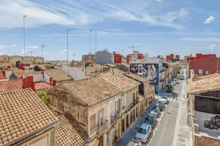 Vue de la rue Josep Benlliure maisons taditionnelles du quartier Cabanyal depuis le balcon investissement locatif Valencia Espagne