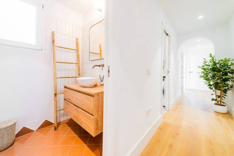 bathroom 1 and corridor with decoration_mercader_buy to let investment_4 bedrooms_calle juan mercader_cabanyal_valencia
