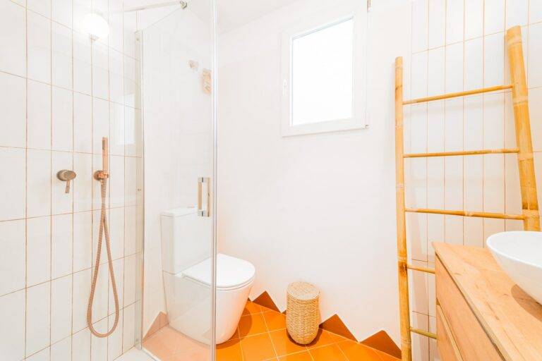 bathroom 1_buy to let investment_4 bedrooms_cabanyal_valencia.jpg