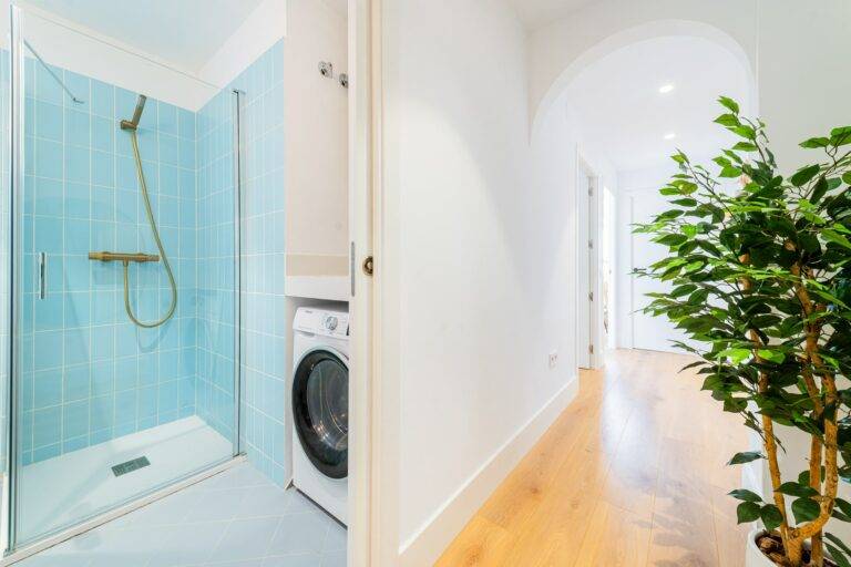 bathroom 2 and corridor with decoration_mercader_buy to let investment_4 bedrooms_calle juan mercader_cabanyal_valencia