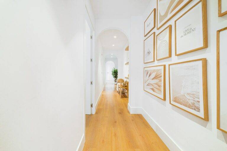 corridor decoration with paintings _mercader_buy to let investment_4 bedrooms_calle juan mercader_cabanyal_valencia