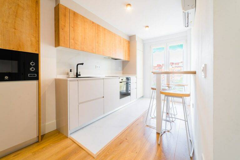 kitchen viewed from entrance hall_mercader_buy to let investment_4 bedrooms_calle juan mercader_cabanyal_valencia